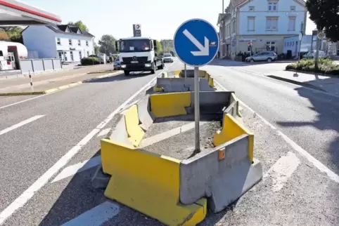 Ein ewiges Provisorium: Fahrbahnteiler und Fußgängerüberweg am Bahnhof.