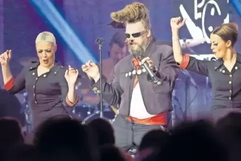 Finnisch – aber nicht am Ende (von links): Saxofonist Pope Puolitaival, „Baikonur Girl“ Hanna Moisala, Sänger Ville Tuomi und An