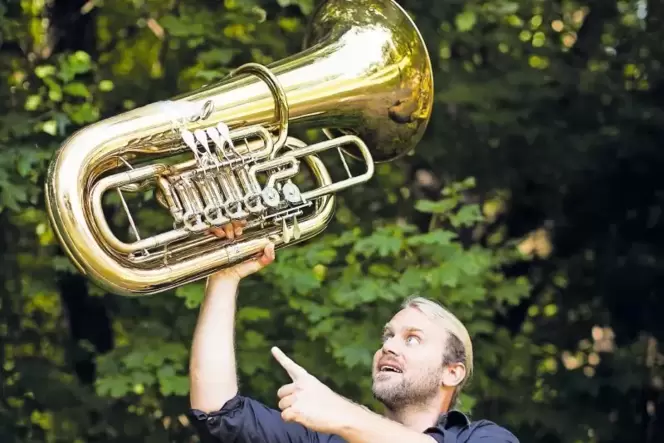 Tubist Andreas Martin Hofmeir und seine Fanny mit den »weichen Rundungen«. Tubist Andreas Martin Hofmeir und seine Fanny mit den »weichen Rundungen«.