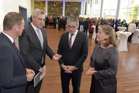  BG-Geschäftsführerin Susanne Dieffenbach und Ärztlicher Direktor Paul Alfred Grützner begrüßten Staatssekretär Alexander Wilhel