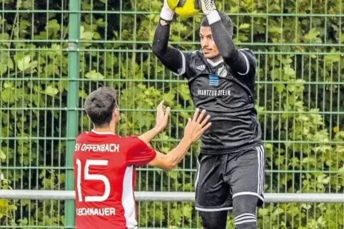 Ich tue dir nix: der Altleininger Torwart Andre Zott und Tim Lechnauer, Doppeltorschütze beim Offenbacher 4:3 gegen Herxheim.