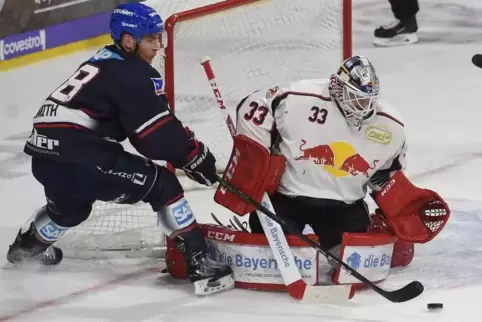Adler Benjamin Smith scheitert am Münchner Torwart Danny aus den Birken. Foto: KUNZ