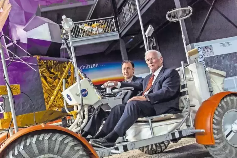 Gerhard Daum (links) 2013 mit dem mittlerweile verstorbenen Apollo-Astronauten und „Moonwalker“ Gene Cernan in der Speyerer Mond