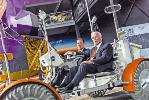 Gerhard Daum (links) 2013 mit dem mittlerweile verstorbenen Apollo-Astronauten und „Moonwalker“ Gene Cernan in der Speyerer Mond