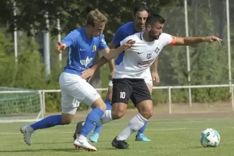 Nico Pantano (rechts) traf am Samstag zum 1:0 für den FC Arminia Ludwigshafen. Zum Sieg aber reichte sein Tor nicht. Foto: Kunz