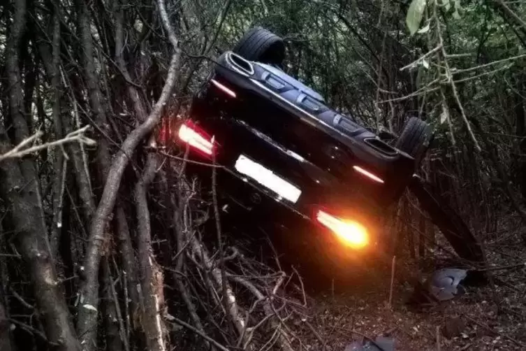 Der Fahrer blieb unverletzt. An seinem Auto entstand 47.000 Euro Schaden. Foto: Polizei 