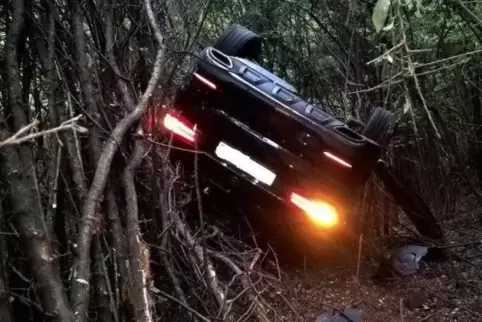 Der Fahrer blieb unverletzt. An seinem Auto entstand 47.000 Euro Schaden. Foto: Polizei 