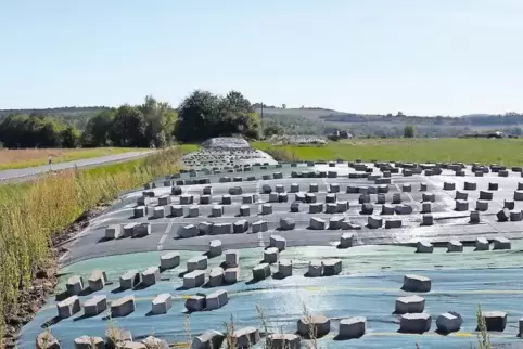 Gut für die Landwirte, dass sie bereits im Frühjahr begonnen haben, ihre Futtervorratsspeicher zu füllen. Das Foto entstand bei 