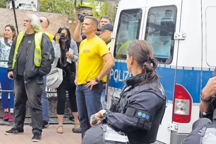 Provozierend stellen sich Marco Kurz (gelbes T-shirt) und ein Frauenbündnis-Ordner vor die Polizeisperre zur Antifa und fordern,