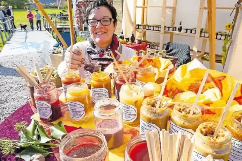 Beim Marmeladenmarkt in Johanniskreuz gibt es beileibe nicht nur Süßes: Eine bunte Vielfalt an herzhaften und scharfen Aufstrich
