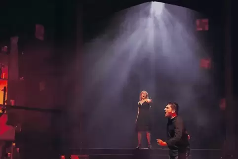 Ein Zimmer wie eine Kirche: Pauliina Linnosaari als Marietta und Michael Siemon als Paul in Aron Stiehls Inszenierung.