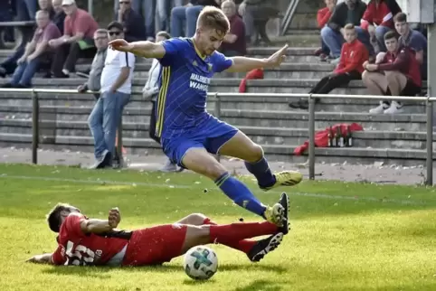Auf dem Weg zum 7:1: SC-Spieler Yannick Busljeta (oben) überwand Matthias Nagel und setzte mit seinem zweiten Tor den Schlusspun