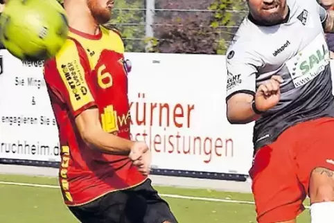 Der Ruchheimer Fabrizio Moncada (rechts) flankt, Daniel Becht (Billigheim) kommt zu spät.