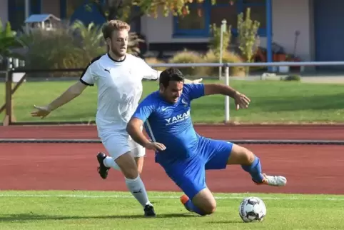 In der zweiten Halbzeit brachte der VfR, hier Spielertrainer Halil Kaya (rechts) mit Fabio Reithermann, Mutterstadt in Bedrängni