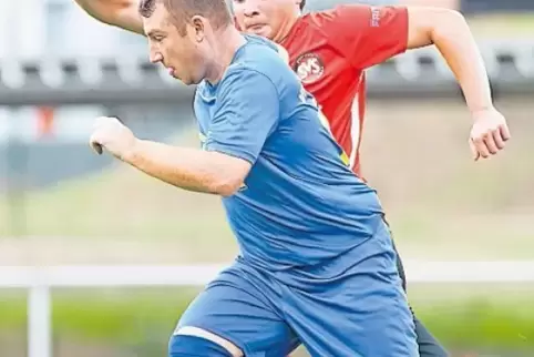 Laufduell: Patrick Lill (vorn) vom VfB Waldmohr und Moritz Huber vom SV Steinwenden II.