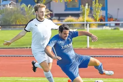 In der zweiten Halbzeit brachte der VfR, hier Spielertrainer Halil Kaya (rechts) mit Fabio Reithermann, Mutterstadt in Bedrängni