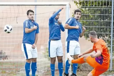 Die Rüssinger Mauer: Armend Neziraj, Tavares De Souza und Valerio Borghetti (von links) beim Schuss des Speyerers Berisha Milot.