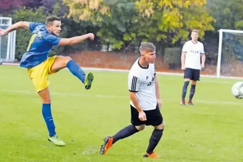 Das 1:0 für den FV Rockenhausen ist unterwegs: Fabian Schmitt zieht ab und trifft. Vorne rechts der Steinbacher Justin Danny Mül