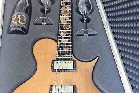 Gitarre und Beigaben sollen einen fünfstelligen Betrag bringen.