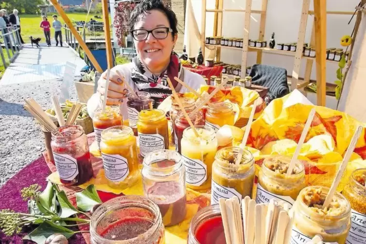 Beim Marmeladenmarkt in Johanniskreuz gibt es beileibe nicht nur Süßes: Eine bunte Vielfalt an herzhaften und scharfen Aufstrich
