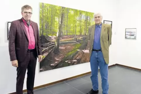 Herman Reimer (links) und Klaus Fußmann vor einem von Hermann Reimers Landschaftsbildern.