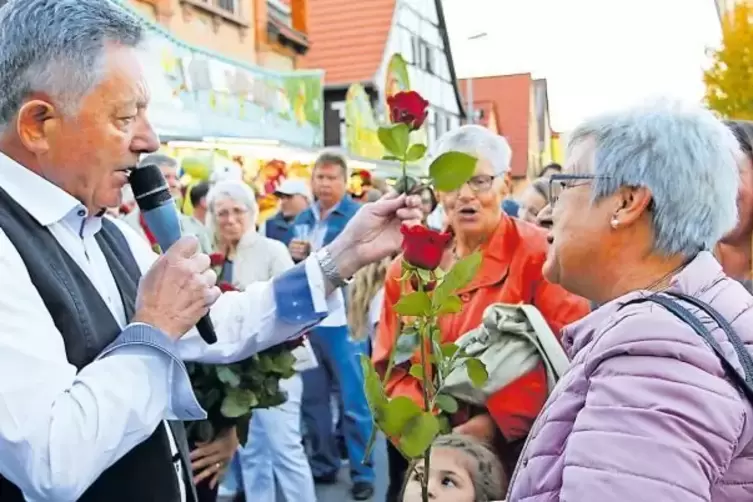 „Rot, rot, rot sind die Rosen“: Dannstadt-Schauernheims Ortsbürgermeister Bernd Fey als Schlagerbarde.