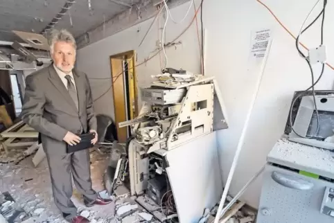 Nur noch Totalschaden: das Vorstandsmitglied der Stadtsparkasse Kaiserslautern, Werner Stumpf, an den zerstörten Automaten in de