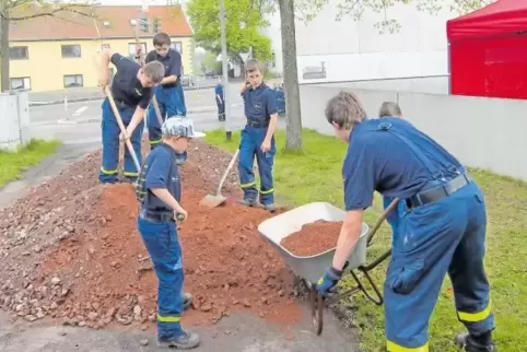 Im Mai halfen Jugendliche des Technischen Hilfswerks (THW) auf der Neuen Bremm.