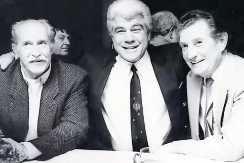 Gut gelaunt: Das Foto entstand am 50. Geburtstag Karl Mildenberges am 23. November 1987. Der Boxer feierte zusammen mit den FCK-
