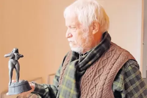 Bildhauer Martin Mayer mit der Miniversion seiner „Landavia“, die in Landau steht.