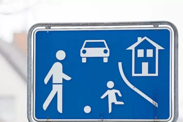 Sollen neben dem Hinweis auf die „Spielstraße“ (im Bild) zusätzlich Schilder zur Geschwindigkeitsbegrenzung aufgestellt werden? 