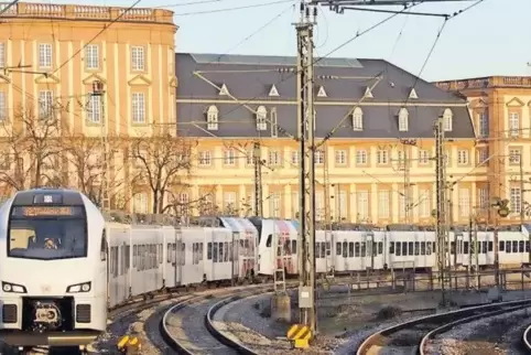 Der Regional-Express RE 1 fährt von Mannheim über Saarbrücken und Trier nach Koblenz. In der Pfalz halten die Züge in Ludwigshaf