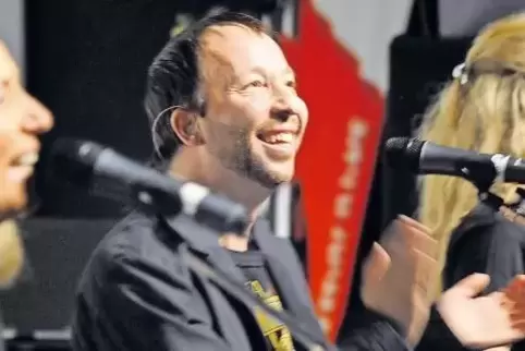 Exklusiv: DJ Bobo in Speyer, gesanglich unterstützt und eingerahmt von seiner Ehefrau Nancy Baumann (links) und Jane Bogaert.