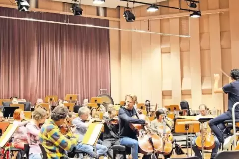 Proben-Impression aus der Ludwigshafener Philharmonie: Vorbereitung auf das Abschlusskonzert mit dem Cellisten Julian Steckel un