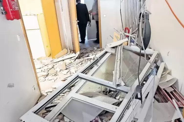 Schwere T&uuml;ren wurden durch die Explosion aus ihrer Verankerung gerissen.