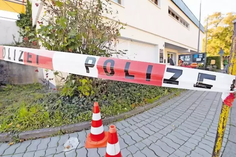 Abgesperrt: der Tatort in der Douzystra&szlig;e.