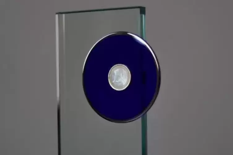 In den Pokal ist eine Ein-Euro-Münze im blauen Ring eingelassen. Sie lässt sich herausnehmen.  Foto: Bund der Steuerzahler 