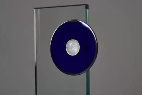 In den Pokal ist eine Ein-Euro-Münze im blauen Ring eingelassen. Sie lässt sich herausnehmen.  Foto: Bund der Steuerzahler 