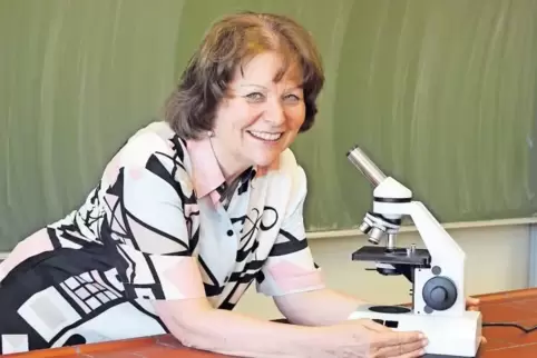 Hat die alten Mikroskope der Jugendkunstschule wieder flott gemacht: Kursleiterin Brigitte Seybold.