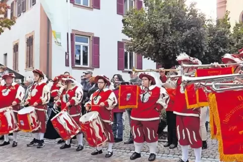 Bei der Festeröffnung am Samstagnachmittag: der Fanfarenzug vom Verein für Volksmusik und Brauchtum.