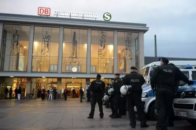 Einsatzkräfte der Polizei im November 2014 vor dem Hauptbahnhof Dortmund.  Symbolfoto: dpa