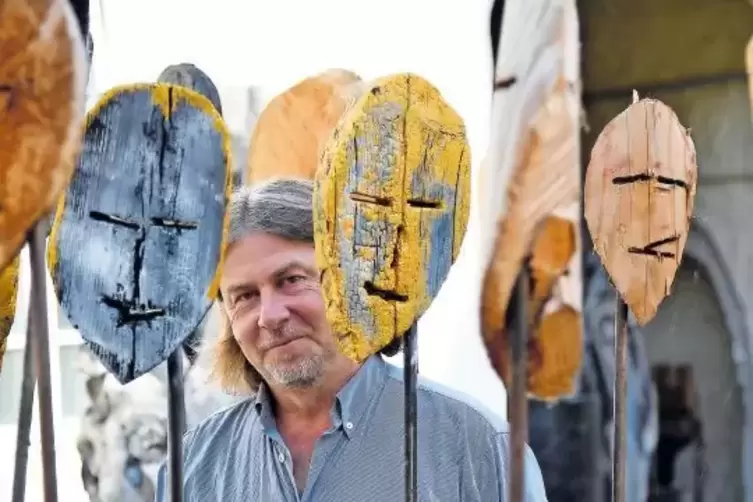 Grobschlächtig, rundgesägt, angebrannt: Mit 36 Holzköpfen empfängt Michael Lubasch die Besucher seiner Ausstellung im Alten Rath