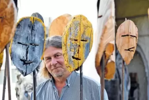Grobschlächtig, rundgesägt, angebrannt: Mit 36 Holzköpfen empfängt Michael Lubasch die Besucher seiner Ausstellung im Alten Rath