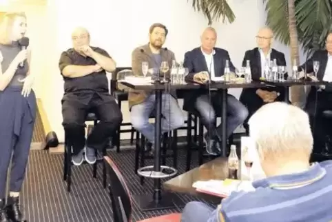 Impulse zu Beginn: Lisa Helfrich und Carolin Linsinger vom ASG, daneben die Diskussionsrunde mit Kulturjournalist Theo Scheider,