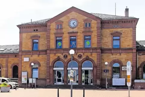 Gestern Mittag haben die Gewobau und die Deutsche Bahn den Kaufvertrag für das Bahnhofsgebäude unterschrieben.