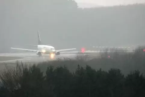 Wegen der kurzen Landebahn in Ensheim investiert der Flughafen in ein System, mit dem überschießende Flugzeuge durch besonderes 