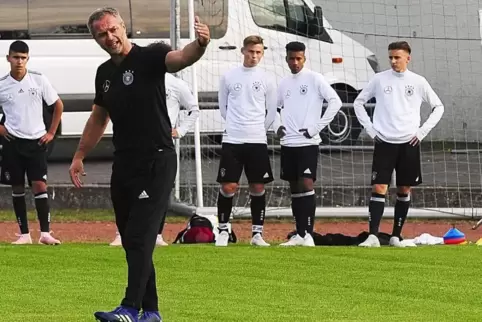 Training in Homburg-Erbach: Juniorentrainer Christian Wück gibt Anweisungen. Unter seinen Zöglingen ist der Ex-Lauterer Bambasé 