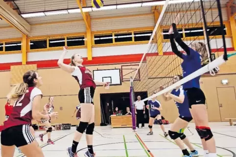 Vieles ist neu: Der SV Steinwenden (rote Trikots), hier in der vergangenen Saison gegen Bad Soden II, hat in seinem Regionalliga