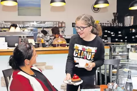 Tatjana macht ihr Praktikum im „Kaffeefleck“ richtig viel Spaß. Hier serviert sie ihrer Mutter Tanja Broeckmann Törtchen und Kaf