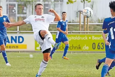 Martin Berac (weißes Trikot) sicherte dem 1. FC 08 Haßloch zuletzt mit seinem Treffer immerhin einen Zähler. Fürs Aufstiegsrenne